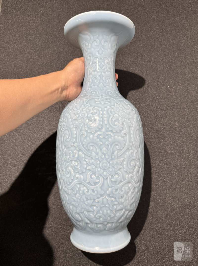 清晚期 天蓝釉模印缠枝宝相花纹盘口瓶 - 图2